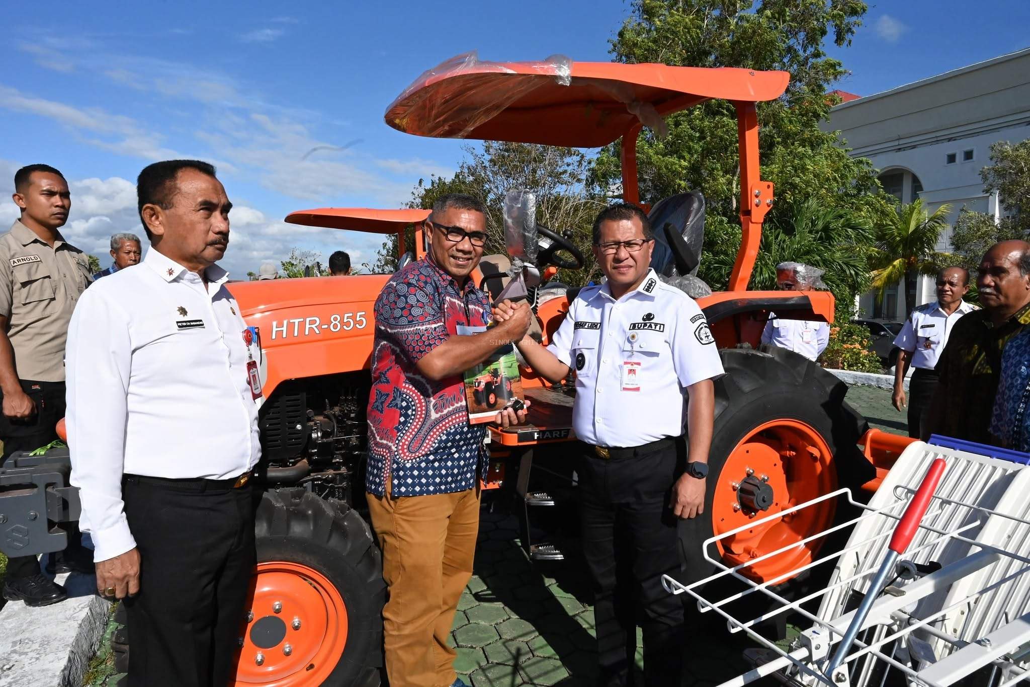 Sukseskan Swasembada Pangan, Bupati Kupang Serahkan Bantuan 1 Unit Traktor Roda 4 dan Alat Mesin Tanam Padi ke Majelis Sinode GMIT