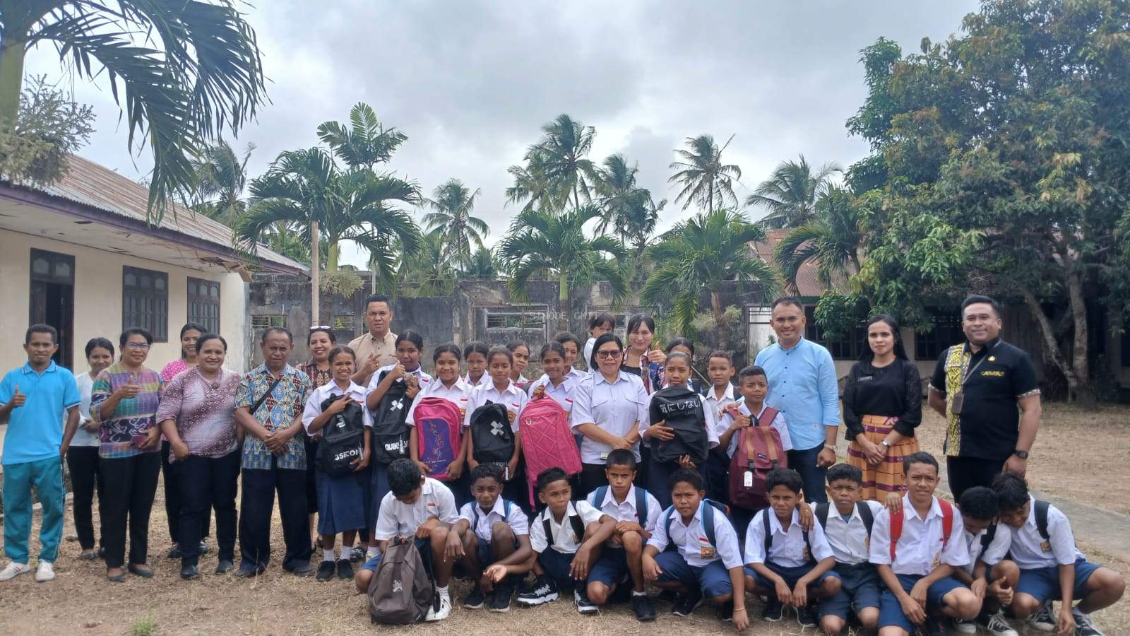 Pemuda GMIT Serahkan Bantuan untuk Siswa SMP Kristen 1 Amarasi