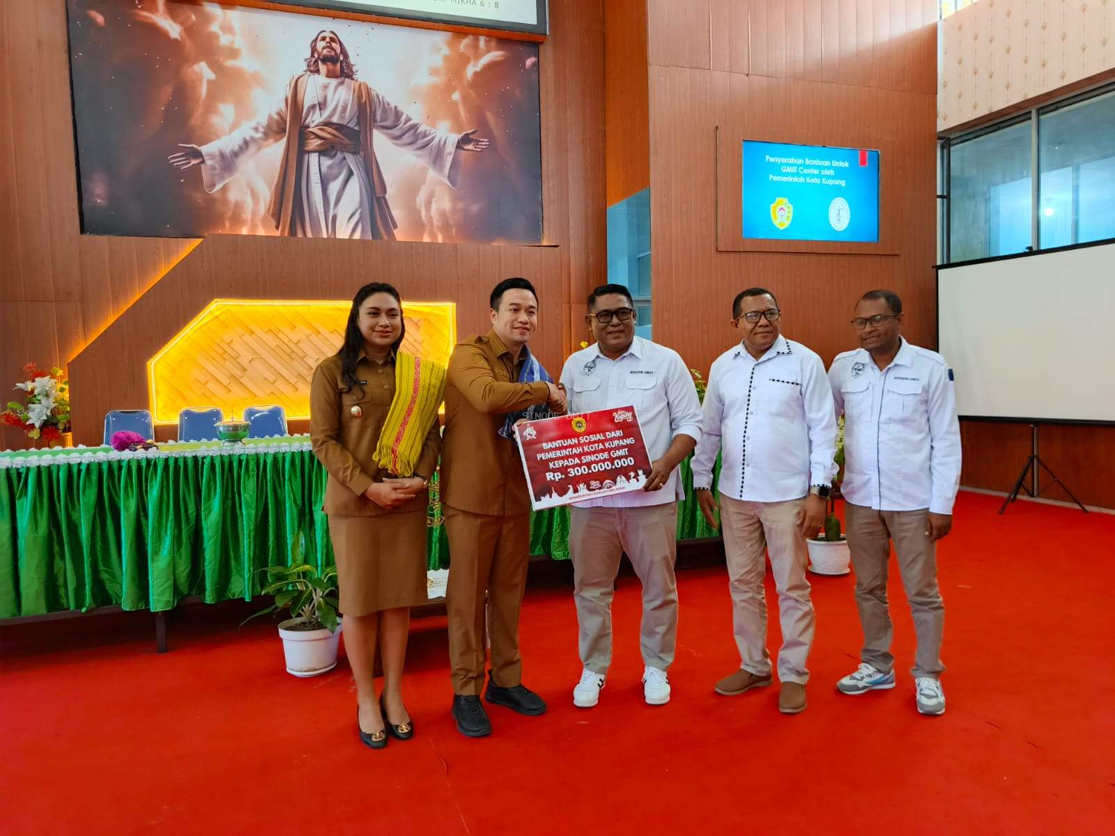 Pemkot Meninjau langsung Pembangunan GMIT Center, sekaligus serahkan Bantuan senilai 300 Juta Rupiah. 