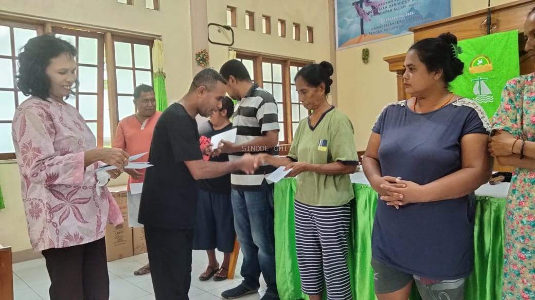 GMIT Peduli Bencana: Klasis Flores Barat Bantu Keluarga Terdampak Banjir Mauponggo 
