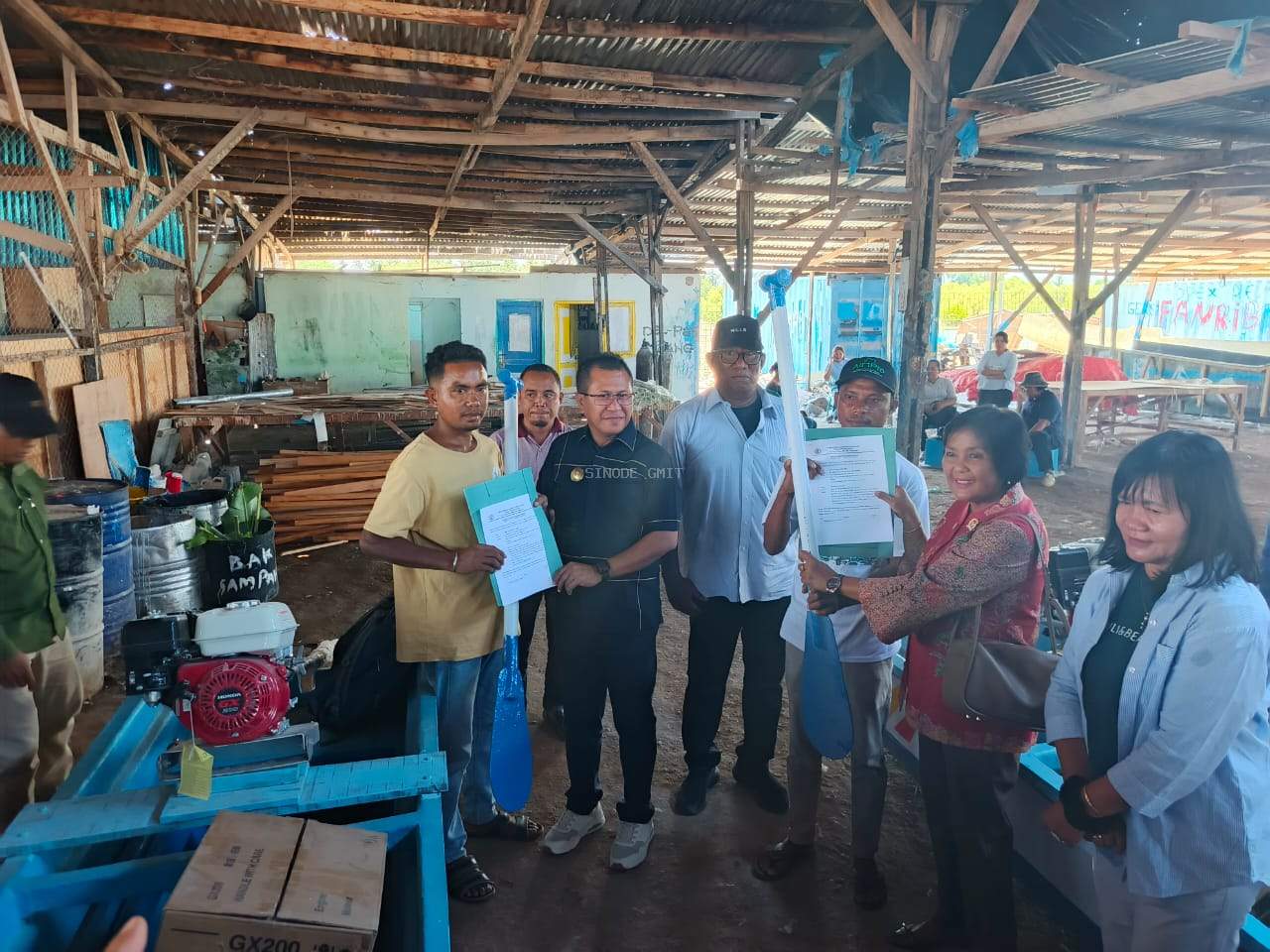 Dorong Peningkatan Ekonomi Nelayan, Bupati Kupang Serahkan Bantuan Alat Tangkap Ikan