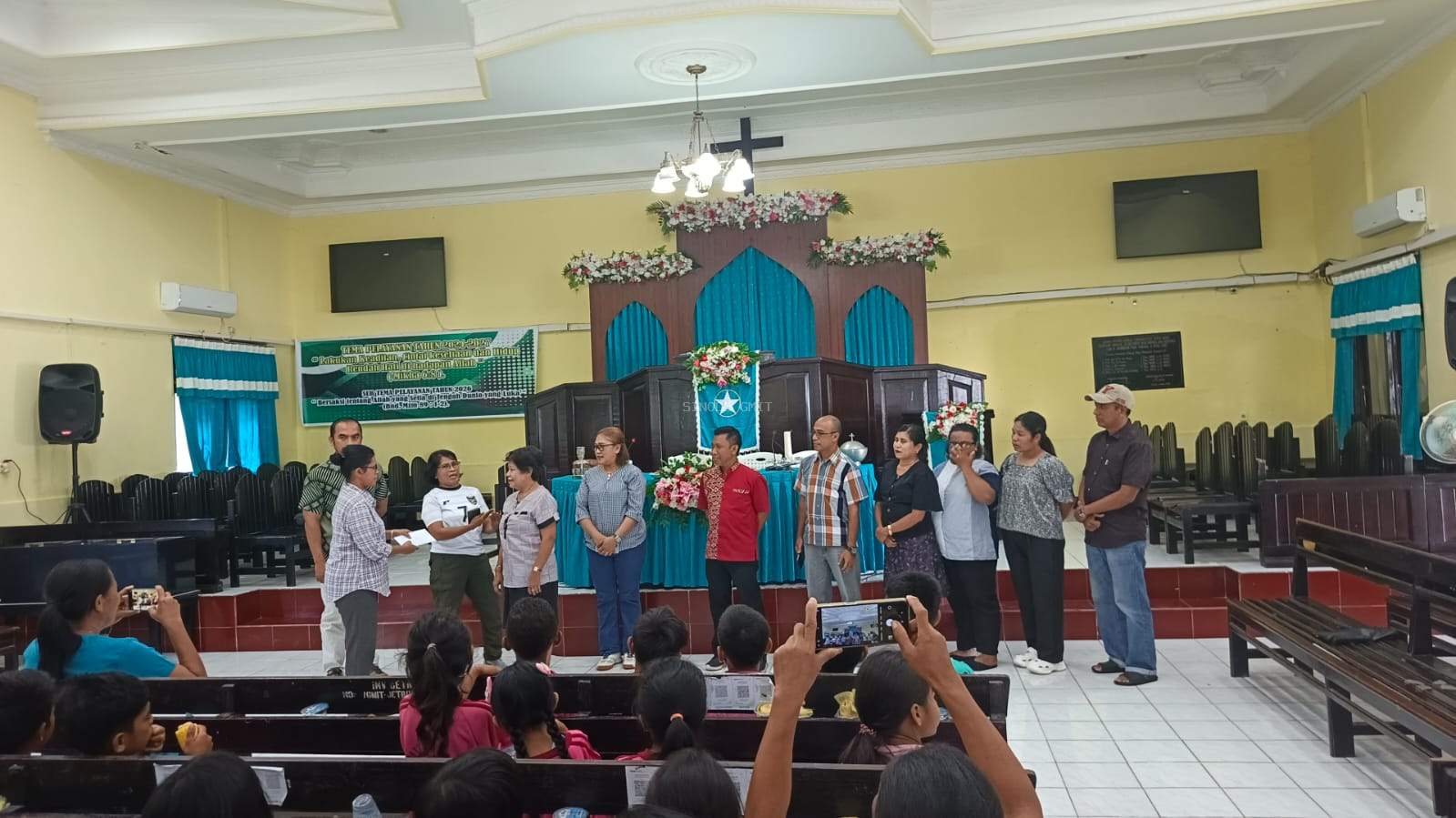 Dukung Pendidikan, Jemaat Ebenhaezer Tarus Barat Tanggung Biaya Komite 90 Siswa SD GMIT Manumuti