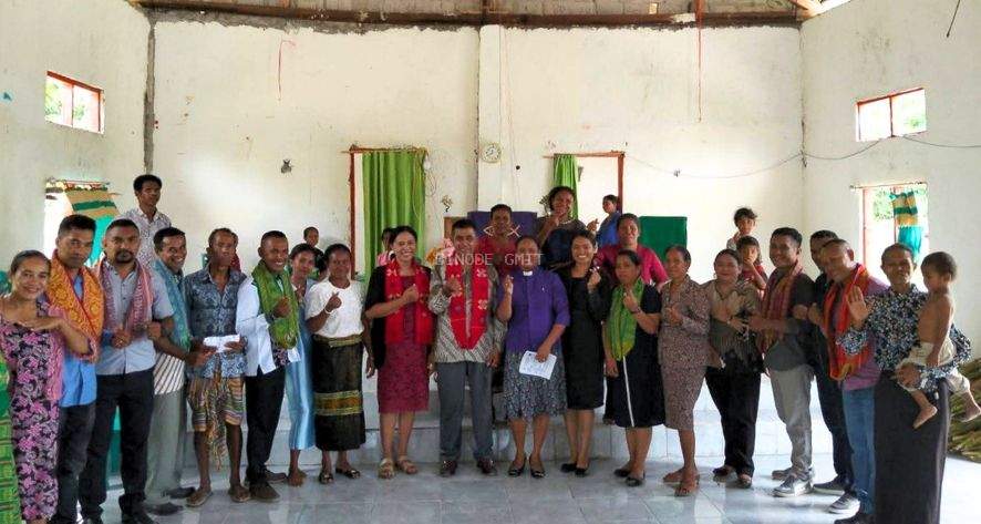 Wujudkan Kepedulian, Bimas Kristen Kemenag Malaka Serahkan Bantuan Pembangunan ke Jemaat Betel Alkani