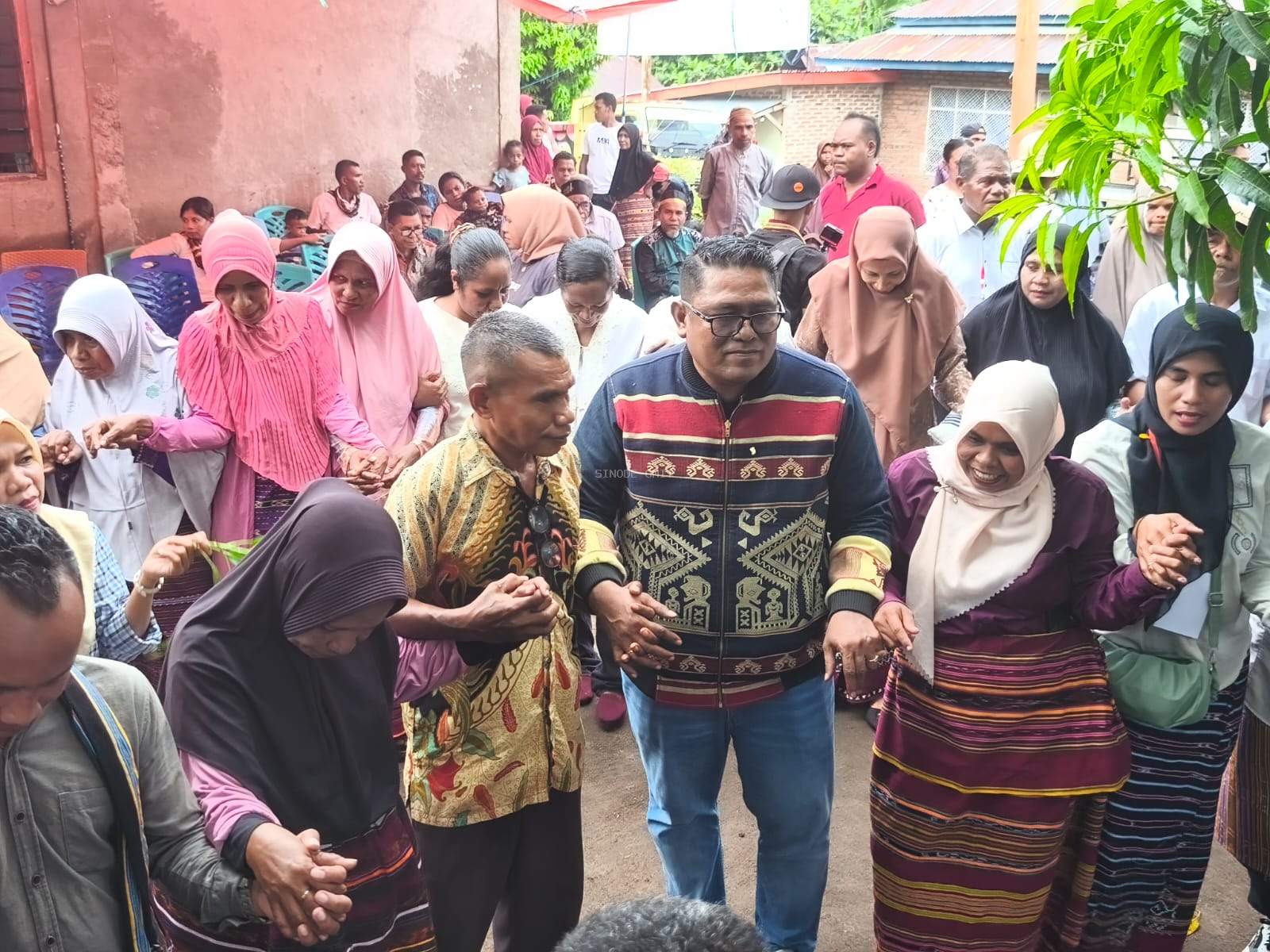 Harmoni di Tanah Pantar: Umat Muslim Kawal Prosesi 100 Tahun Injil Masuk Warsalelang