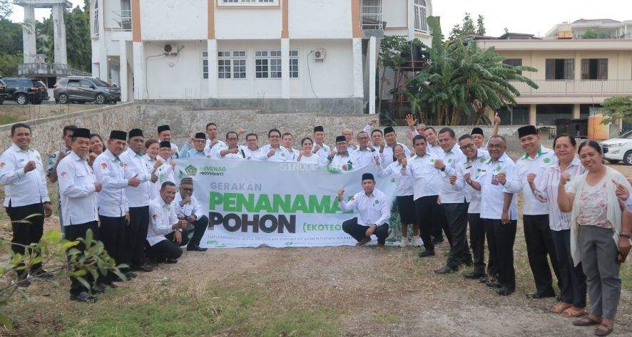 Wujudkan Iman Lewat Ekoteologi, GMIT Betlehem Oesapa Barat Tanam Pohon Matoa Bersama Kanwil Kemenag NTT